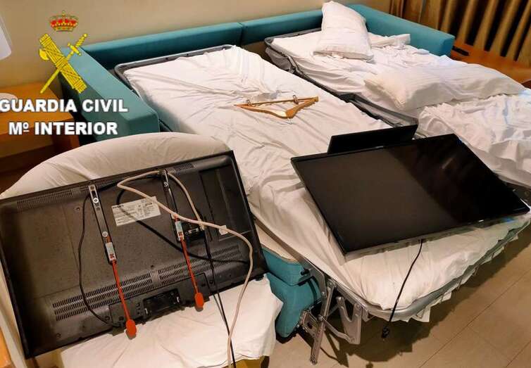 El turista destrozó dos televisora y dañó el secador del baño (Foto TA)